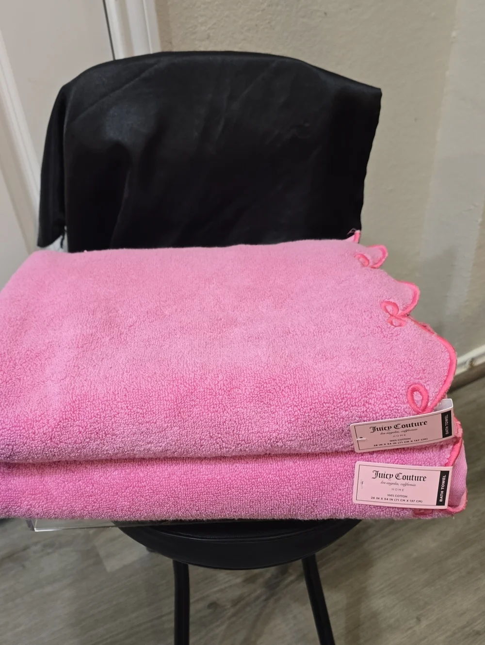Juicy Couture Home Scalloped Bow Oversized Bath Towel Set- Pink